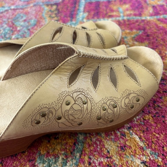 Dansko | Women’s light tan Sheri Cut Out Clog, embossed roses, Euro sz 38 US 7.5 - Picture 10 of 13
